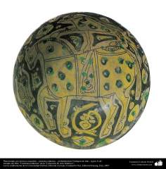 Art islamique - poterie et céramique islamiques -  la plaque avec des motifs de l&#039;image de l&#039;équitation- Neyshabur, Iran - peut-être X siècles 
