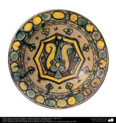 Plat avec des motifs géométriques. Poterie - Iran Nishapur - X siècles AD