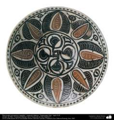 الفن الاسلامی - صناعة الفخار و السيراميك الاسلامیة - طاست مع نقوش النباتية - وراء النهر وإيران - القرن العاشر الميلادي