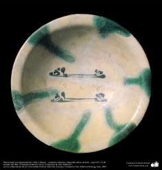 Bowl with green and white pigmentation in kufic calligraphy at Iraq during century IX and X A.D