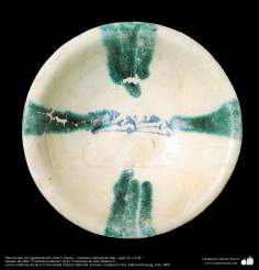 Arte islamica-Gli oggetti in terracotta e la ceramica allo stile islamico-Il piatto bianco con linee di colore verde-Iraq-X secolo d.C    
