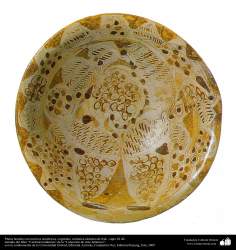 Исламское искусство - Черепица и исламская керамика - Тарелка с симетричными фигурами и рисунками растений - Ирак - В IX в.