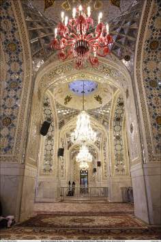 Lustres e o mosaico fazem parte da pela ornamentação da sala Dar al-Hedaya (a Casa da Guia)- Santuário Imam Rida (AS)