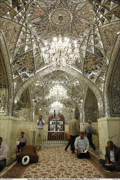Peregrinos se dedicam a oração e leitura do alcorão Sagrado na sala Dar al-Izzah (a Casa da Glória) - Santuário do Imam Rida (AS) Mashad - Irã