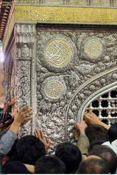 Detalha da bela ornamentação com caligrafia e detalhes em relevo, mausoléu do Imam Rida (AS)
