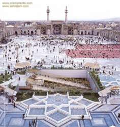 Uma vista de um dos pátios onde pode-se ter ideia da imensidão do Santuário do Imam Rida(AS), Mashad, Irã 