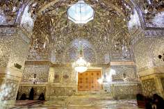 Islamische Architektur im inneren des heiligen Schreins Imam Reza`s - Die Stadt Maschhad in Iran - Imam Reza - Foto