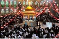 Peregrinos dentro do Santuário do Imam Rida (AS) fazendo oração
