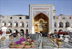 Vista de um dos portões do Santuário do Imam Rida (AS) na cidade Sagrada de Mashad, Irã