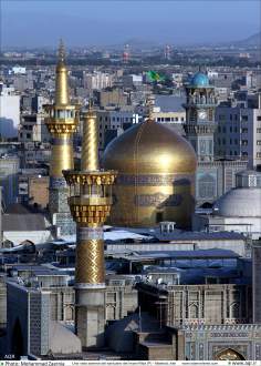 Uma vista da cúpula dourada e minaretes do Santuário do Imam Rida (AS) - Mashad, Irã