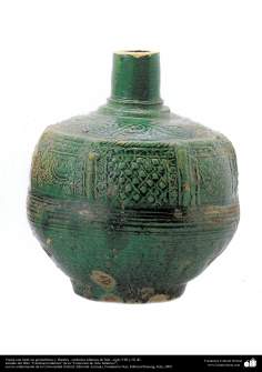 Vase avec des motifs géométriques et floraux. Siècle amené iranienne poterie VIII et IX islamique AD.