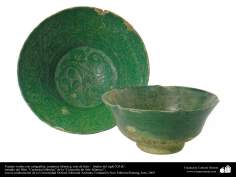 Art islamique - la poterie et la céramique islamique - deux vues différentes de l&#039;ancien bol en faïence verte - fin du XIIe siècle.