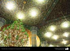 معماری اسلامی - نمایی از سقف کاشی کاری شده و لوستر مسجد جمکران در شهر مقدس قم 