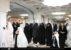 Peregrinas realizando a oração coletiva no salão Imam Khomeini, no Santuário de Fátima Masuma (SA) na cidade Santa de Qom