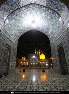 Arquitetura Islâmica - Vista do Santuário  de Fátima Masuma, através de uma de suas entradas, na cidade Sagrada de Qom, Irã 
