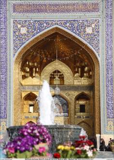 Aussicht eines goldenen Tores in Imam Reza&#039;s heiligem Schrein in Maschhad - Iran, Islamische Kalligraphie auf Keramiken - Islamische Kunst - Islamische Architektur