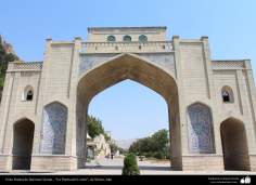 معماری اسلامی - کاشی کاری و خوشنویسی - نمایی از دروازه قرآن - شیراز - 24