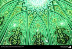 اسلامی معماری - شہر قم میں دارالحدیث کے تعلیمی ادارہ میں کاشی کاری (ٹائل) کا ایک نمونہ پہول پتی کی ڈیزاین میں، ایران - ۱۵