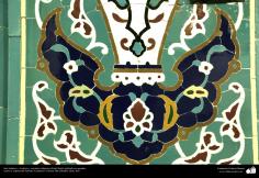 اسلامی معماری - شہر قم میں دارالحدیث کے تعلیمی ادارہ میں کاشی کاری (ٹائل) کا ایک نمونہ پہول پتی کی ڈیزاین میں، ایران - ۹