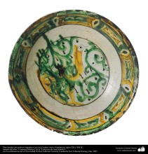 Plato hondo con motivos vegetales y ave en el centro- Irán o Azerbaiyán, siglos XII y XIII dC.