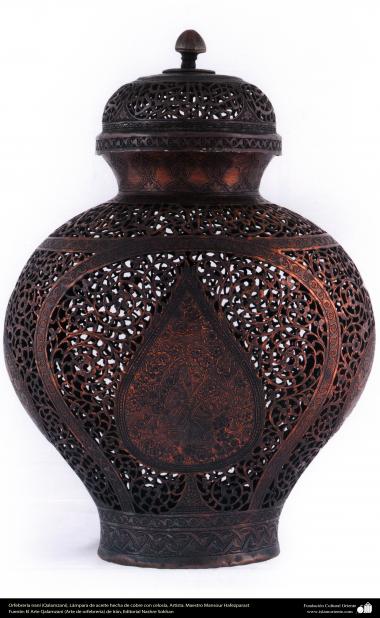 Orfebrería iraní (Qalamzani), Lámpara de aceite hecha de cobre con celosía, Artista: Maestro Mansour Hafezparast -106