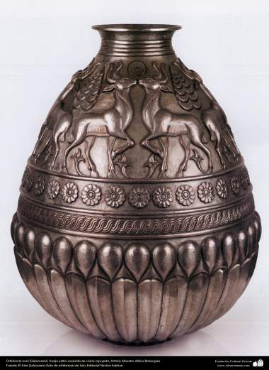 Orfebrería iraní (Qalamzani), Vasija estilo sasánida de cobre repujado, Artista: Maestro Akbar Bozorgian - 142