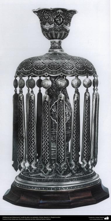 Arte islamica-Qalam zani (Decorare in rilievo di metallo)-Il candeliere goffrato d&#039;argento-39