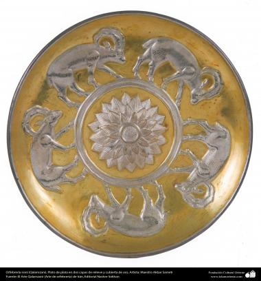 Ourivesaria iraniana (Qalamzani), prato de prata com duas camadas de relevo e recoberto em ouro - 46 