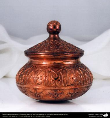 Ourivesaria iraniana (Qalamzani), tigela de cobre com tapa, com relevo a martelo - 48