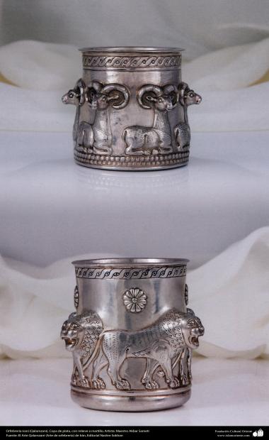 Arte islamica-Qalam zani (Decorare in rilievo di metallo)-La coppa d&#039;argento con le figure decorate in rilievo con martello-51