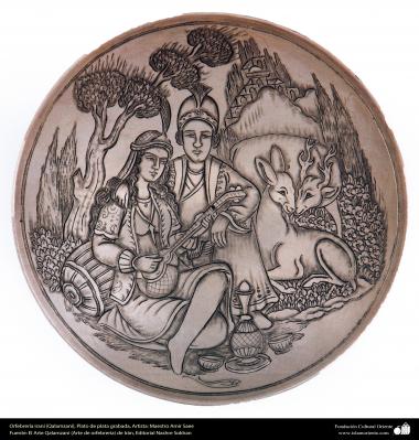 Ourivesaria iraniana (Qalamzani), Prato de prata gravada. Artista: Mestre Amir Saee - 92