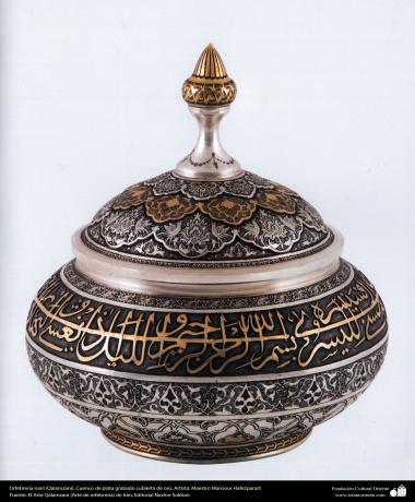 Ourivesaria iraniana (Qalamzani). Bacia de prata gravada,banhada a ouro. Artista: Mestre Mansour Hafezparast - 98