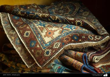 イスラム美術 - 工芸 - カーペット織り芸 - 小さい敷物の一部 - 106