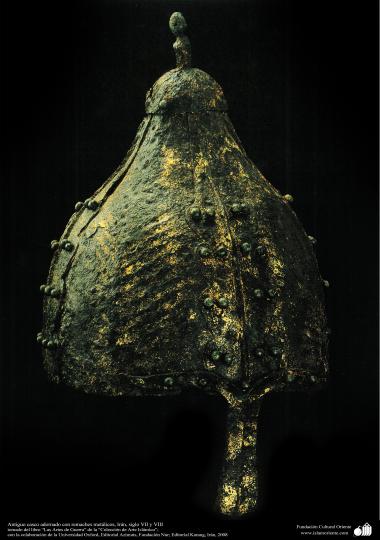 Antiguo casco adornado con remaches metálicos, Irán, siglo VII y VIII