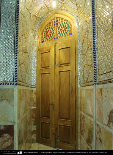 معماری اسلامی - نمایی از ورودیه و دیوار آینه کاری شده حرم حضرت معصومه (س)‌ در شهر مقدس قم 