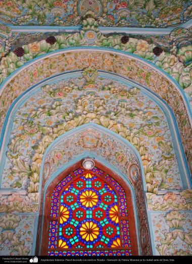 المعماریة الإسلامية - جدار مزين بزخارف نباتي - حرم الفاطمة المعصومة في مدينة قم المقدسة - إيران.
