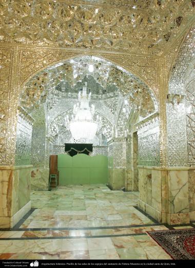 معماری اسلامی - تالار آینه کاری شده و لوستر حرم حضرت معصومه (س)‌ در شهر مقدس قم - 33