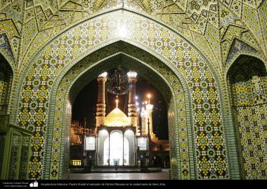 Architettura islamica-Vista di Kashi-Kari(Rivestimento di piastrelle) di porta d&#039;ingresso  e cupola e minareto del santuario di Fatima Masuma,Città santa di Qom,Iran-1