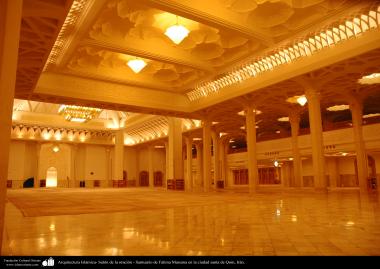 Architettura islamica-Vista di sala della preghiera collettiva nel santuario di Fatima Masuma a Qom-123