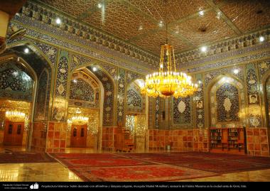 Arquitetura Islâmica - Salão decorado com tapetes, mosaicos e lustre. na mesquita Shahid Motahhari, no Santuário de Fátima Masuma (SA) na cidade Santa de Qom, Irã