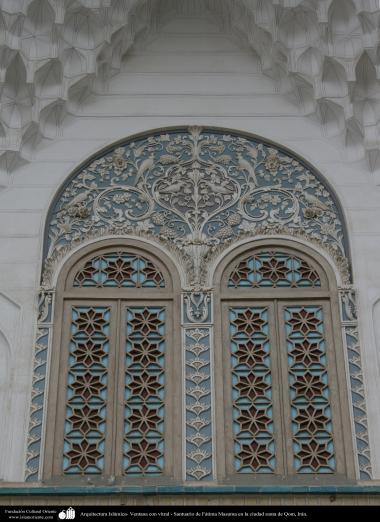اسلامی معماری - شہر قم میں حضرت معصومہ (س) کے روضہ میں رنگی شیشہ سے کھڑکی کی سجاوٹ