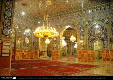 Arquitectura Islámica- Vista de la sala, azulejos y lámparas colgantes en la mezquita shahid Mutahhari, del Santuario de Fátima Masuma en la ciudad santa de Qom - 2