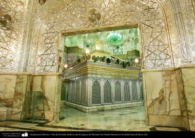 معماری اسلامی - نمایی از ضریح حضرت معصومه (س) و دیوار و سقف آینه کاری شده حرم آن حضرت در شهر مقدس قم - 12 