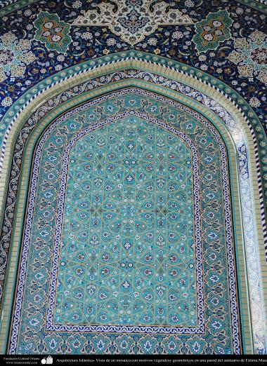 معماری اسلامی - نمایی از کاشی و نقوش هندسی دیوار مرقد ملکوتی حضرت فاطمه معصومه در شهرستان مقدس قم - 31