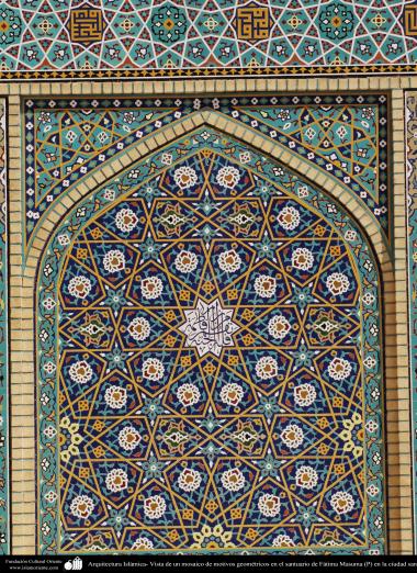 اسلامی معماری - شہر قم میں حضرت معصومہ (س) کے روضہ میں کاشی کاری (ٹائل) کا ایک نمونہ پہول پتی کی ڈیزاین میں، ایران
