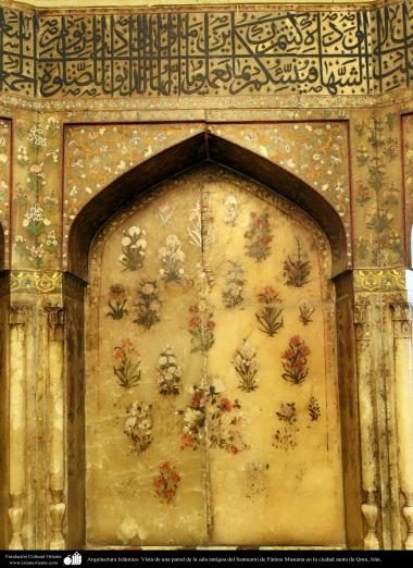 Architecture islamique - une vue sur le Mihrab avec des motifs floraux et le mur calligraphique du sanctuaire de l'Imam Fatima Ma'soumeh , la ville sainte de Qom - 11