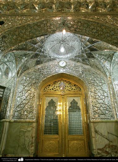 Architettura islamica-Vista di porta d&#039;ingresso e soffitto e parete incrostata con pezzi di specchio del santuario di fatima Masuma-Città santa di Qom