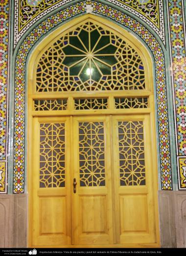 Architettura islamica-Una vista di porta disegnata e parete rivestita di piastrelle(Kashi-Kari) di una delle stanze del santuario di Fatima Masuma-Città santa di Qom-12