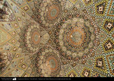 Arquitetura Islâmica - Vista de um mosaico no teto do Santuário de Fátima Masuma (SA) na cidade Santa de Qom (3) 