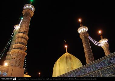 Arquitectura Islámica- Vista nocturna de minaretes y cúpula antes de inauguración del Santuario de Fátima Masuma en la ciudad santa de Qom